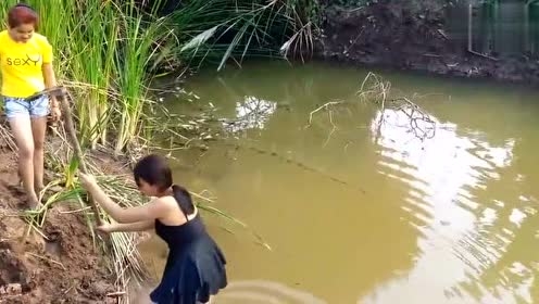 本有意柬浦寨只是美女河边玩耍,没想到以为外v只是美女俄罗斯图片