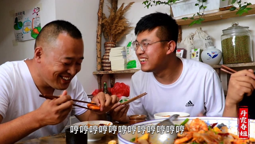 买了盒虾加几个鸡翅,春姐做干锅,麻辣鲜香,磊哥和弟弟直接清盘
