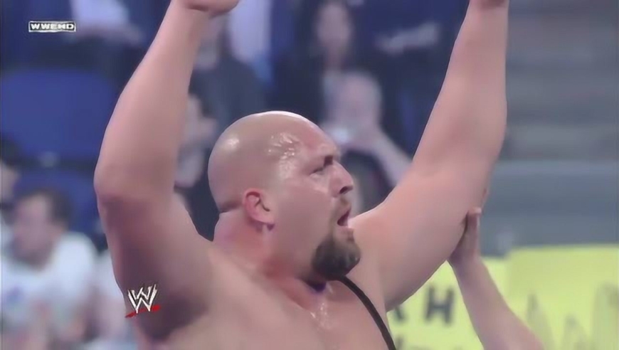 wwe疯起来的大秀哥有多狠?连送葬者都顶不住,只能向裁判求救!