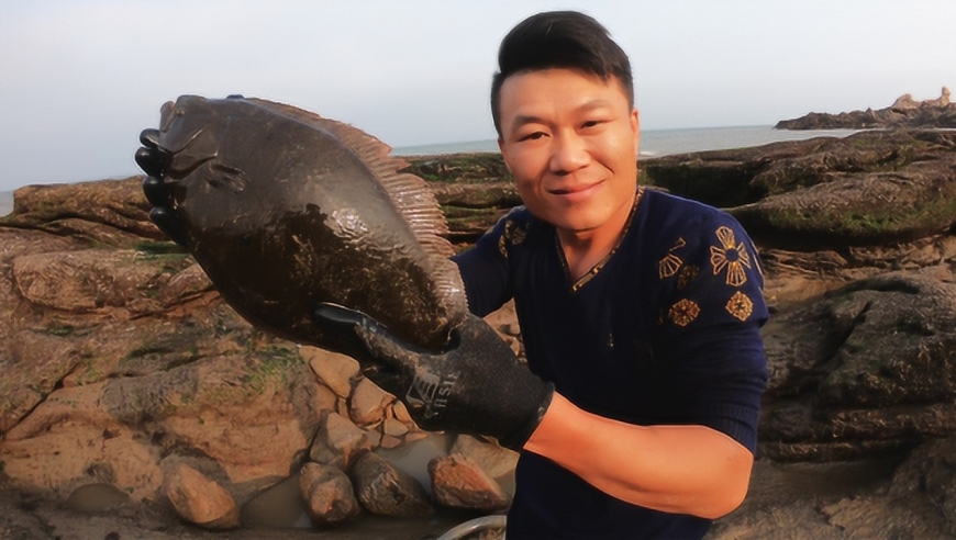 阿灶赶海抽水坑运气爆棚,坑里鱼群泛滥,还有传说中的"皇帝鱼"