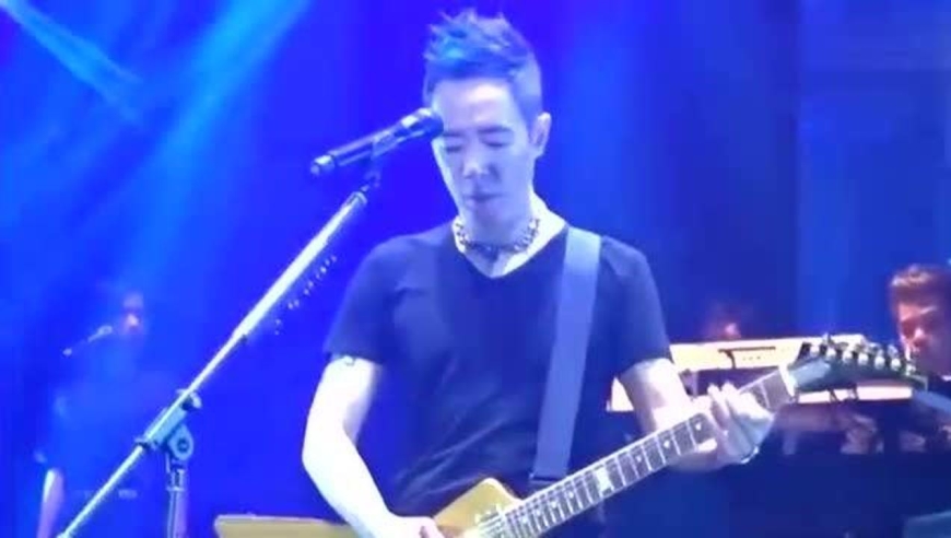 黄贯中与黄贯其再现《灰色轨迹》经典尾奏solo,功力不减当年啊!
