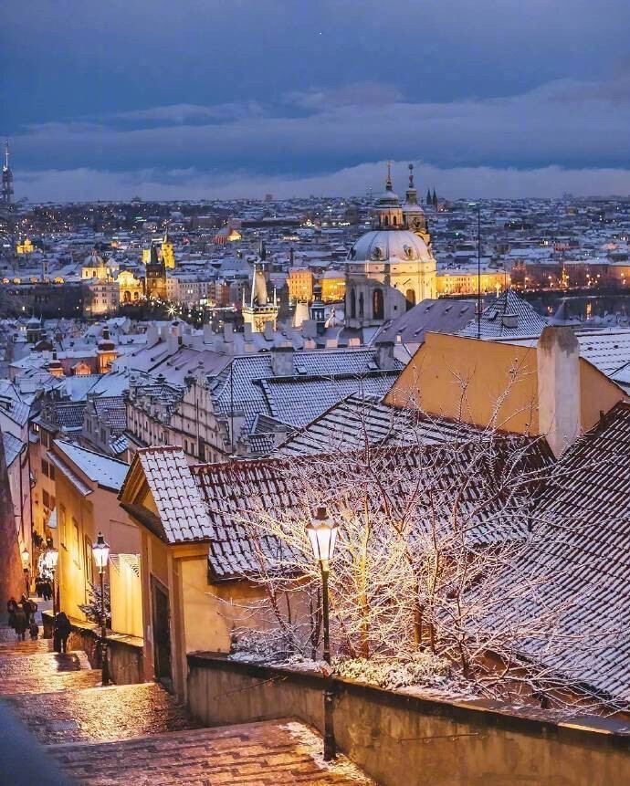布拉格下雪天很美的夜景美图