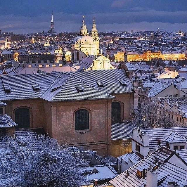 布拉格下雪天很美的夜景美图