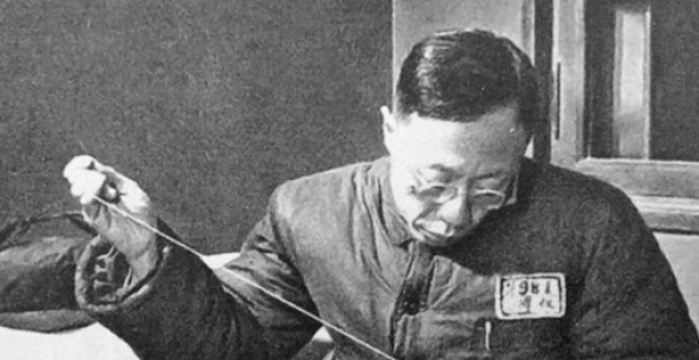 晚清末代皇帝溥仪在监狱老照片:改造十年,洗衣种菜成平民百姓!