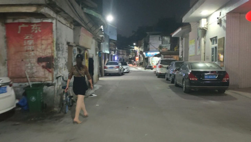 走进东莞城中村,狭窄昏暗的小巷子里面几乎看不到人,心里凉透了