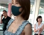 机场偶遇明星王子文简单的装扮显得格外性感简直不要太完美