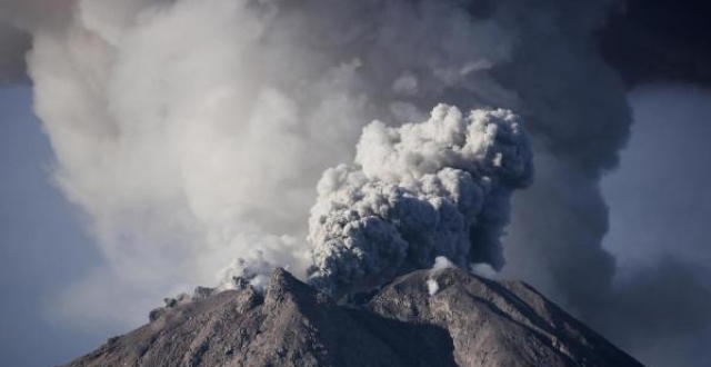 印尼锡纳朋火山喷发 灰烬笼罩似山体被蒸发