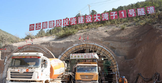 穿山跨河 鏖战正酣！直击永大高速公路建设现场_腾讯新闻