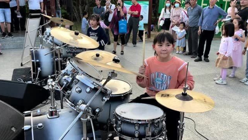 小鼓手妞妞和园园,在深圳聚龙山公园架子鼓演奏