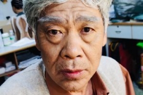 《外来媳妇本地郎》康祈光的"老人装"剧照显老
