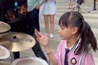 户外架子鼓表演妞妞来首节奏轻快的歌曲这条街最靓的仔太好听了