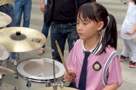 妞妞户外架子鼓表演经典歌曲千年第一回真的是一个很棒的小妞