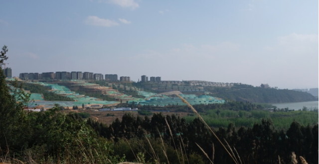 云南昆明“环湖开发”与湖争地，大量房产项目侵占滇池保护区_腾讯新闻