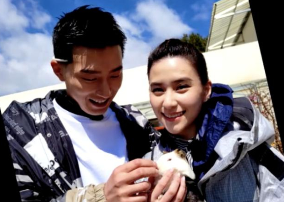 从曝光的现场照片中可以看到,二房长子何猷龙捧着父亲遗像,三房儿子何