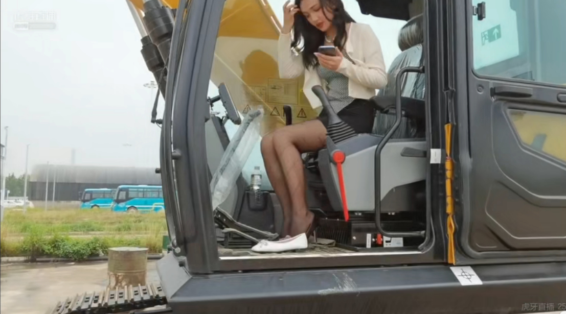 与时俱进的蓝翔嘿丝女主播直播学开挖掘机