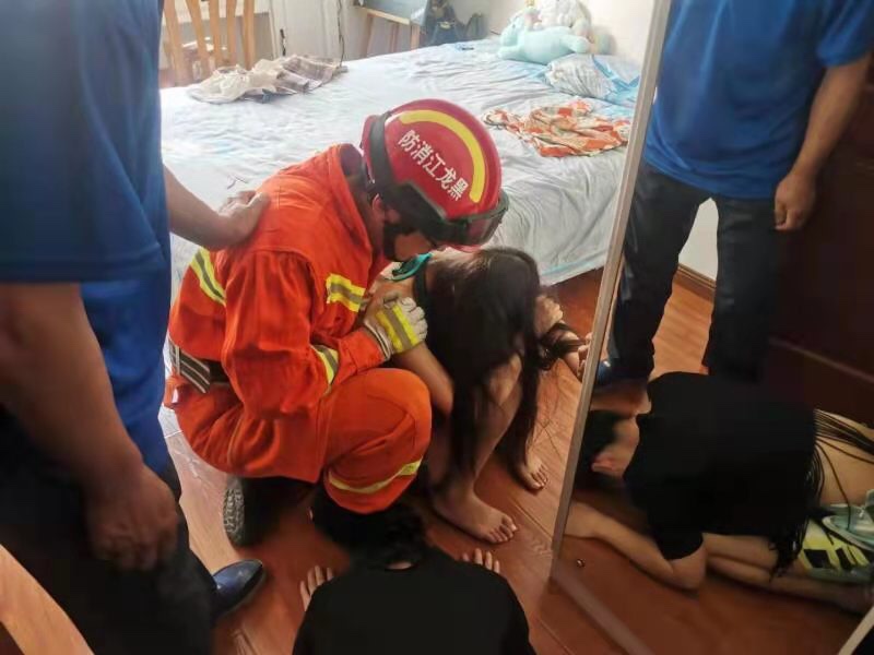 消防员窗外一脚 救下轻生少女
