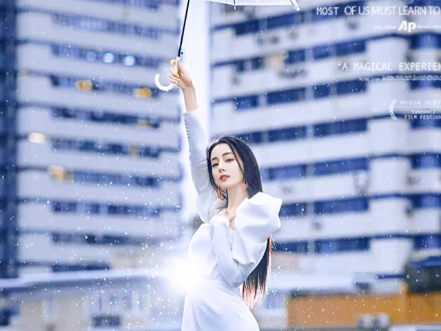 迪丽热巴穿泡泡袖礼服直播,透露不工作时爱洗衣服,雨中撑伞氛围感大片