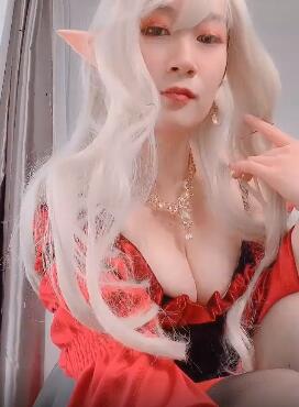 皇家吸血鬼白银81红色制服加丝袜美腿性感私房写真