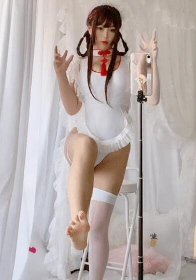 丰满萝莉女仆白烨白色制服内衣加白色丝袜美腿性感私房写真
