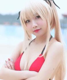 大眼萝莉鬼畜瑶在不在w红色比基尼泳装与制服性感写真