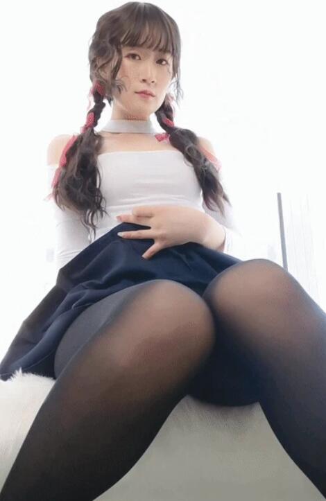 网红性感美女白银81白色紧身衣与蓝色短裙加黑丝美腿私房写真