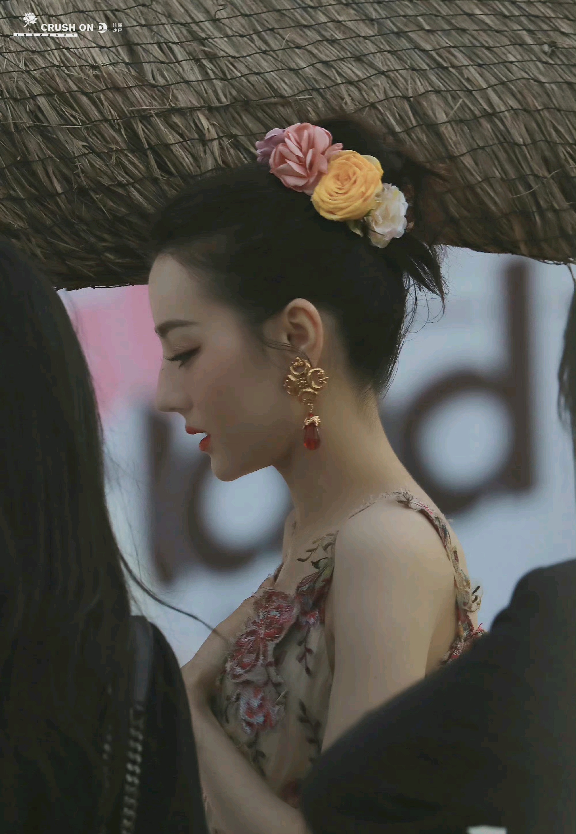 迪丽热巴gq人物盛典首次尝试雀斑妆,带着泡泡机走红毯