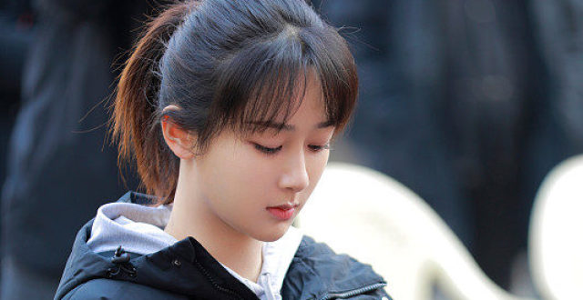 杨紫新电影《猎毒》冬日开机 梳刘海马尾造型乖巧清纯
