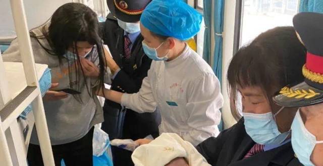 孕妇在火车上突然临产，列车为其多停留29分钟……_腾讯新闻