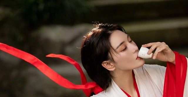 张馨予红裙白衣演绎古风侠女 执笔泼墨林中饮酒英气十足