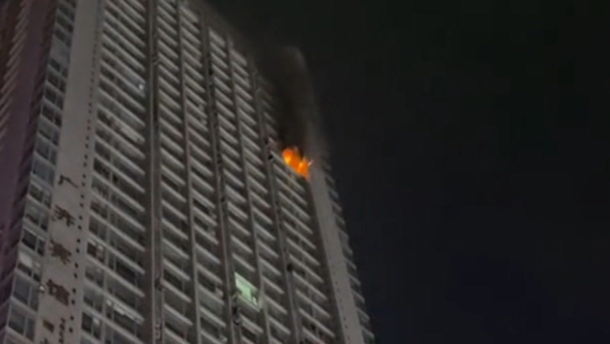 重庆一高层住宅发生火灾,现场火势凶猛浓烟滚滚,消防