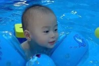 家长坚持带宝宝游泳，最终受益人是孩子和自己