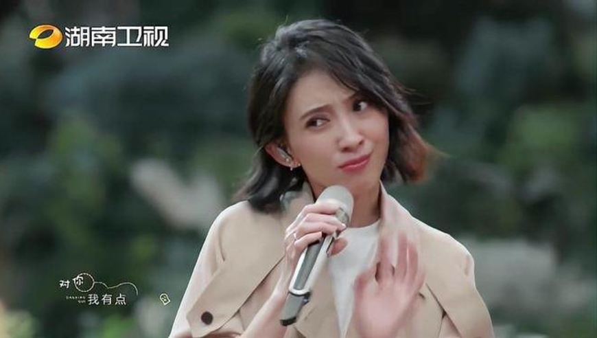 "喜欢看你紧紧皱眉,叫我胆小鬼,戴佩妮唱的胆小鬼好勇敢