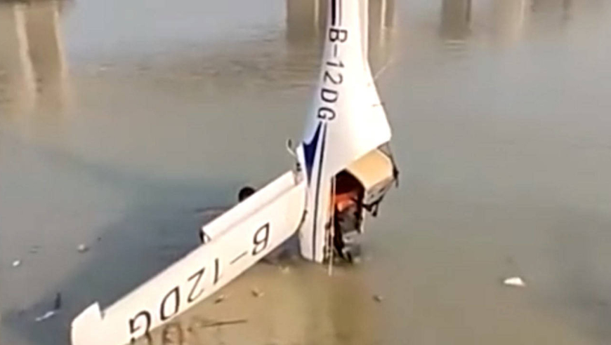广东中山发生一起小型飞机坠江事件,疑似有人员被困