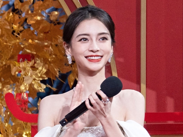 杨颖主持北京春晚,一袭白裙好优雅
