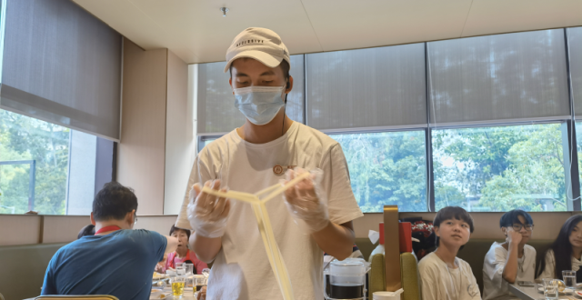 从疯狂扩张到关店300家，海底捞为何踩了“急刹车”？_腾讯新闻