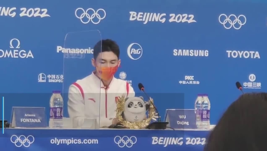 可爱要共赏!武大靖在赛后发布会上帮冰墩墩找镜头