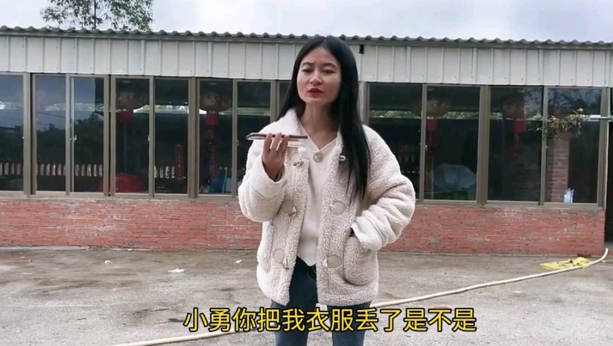 小勇把小凤的衣服丢到垃圾堆烧了,小凤很气愤,两人