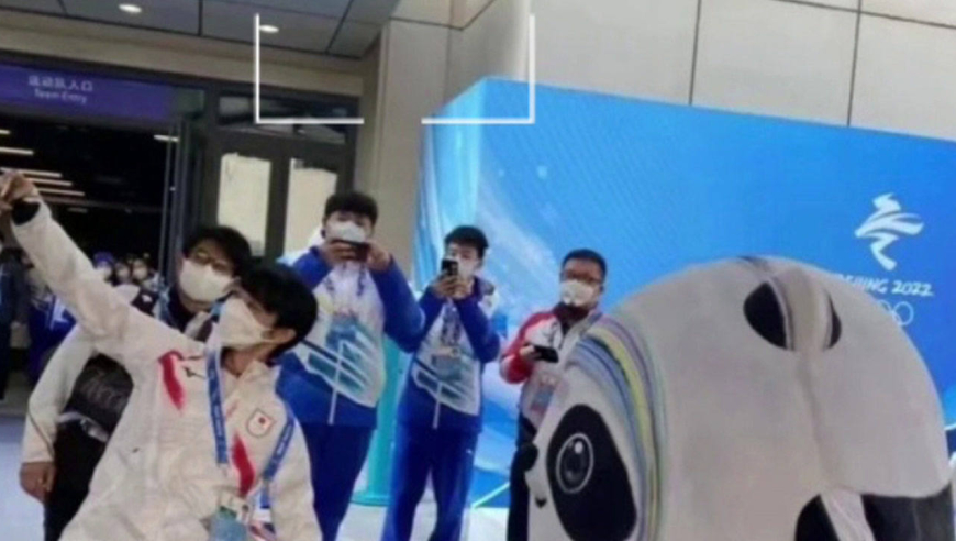 羽生结弦和冰墩墩合照,一时不知道该羡慕谁了