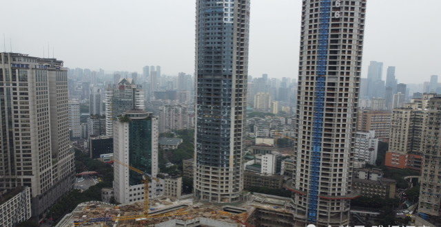 买房需谨慎：拖欠1个亿，10年停复工，重庆这个楼盘又双停工了_腾讯新闻