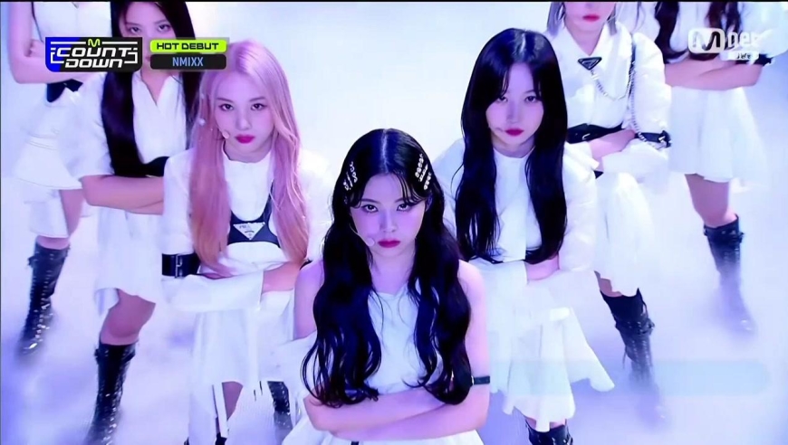 jyp新女团nmixx出道曲《o.o》初舞台,开麦超级稳!