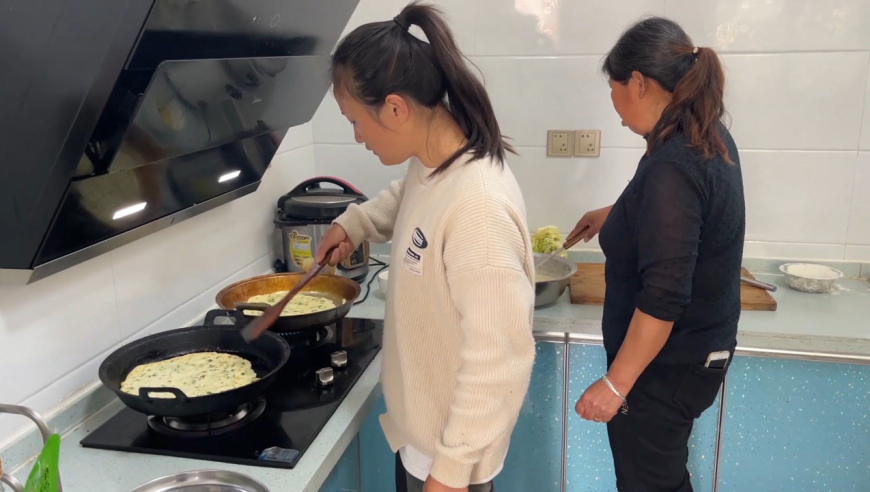 农村媳妇忙完农活,回家边流眼泪边做饭,到底咋回事