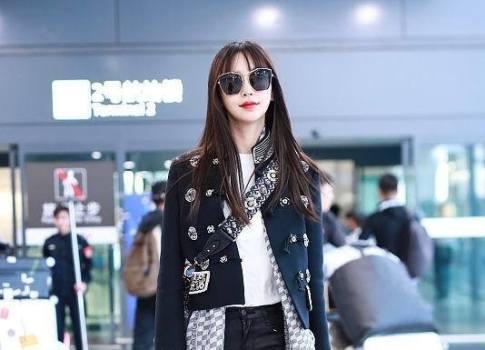 杨颖真是"皮裤腿",裤腿收紧看着也不土气,搭配挺显出辣妈个性