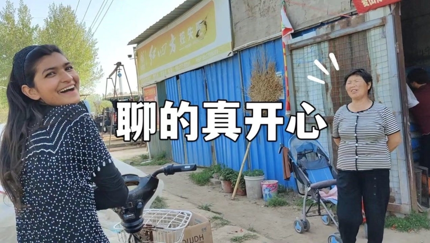 带巴铁媳妇去看家具,大婶和佳音唠上瘾了:这河南话说