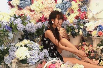 黑色小花裙可爱又不失性感萌萌哒日本女孩写真拍摄
