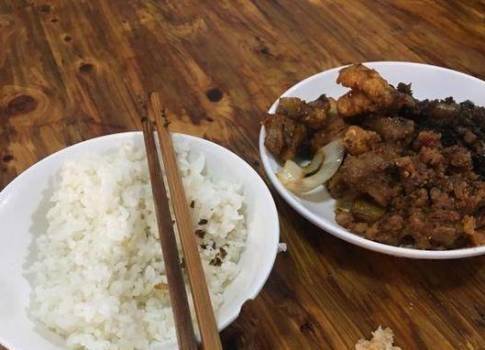 成都人民公园门口有家自助快餐店,想吃什么自己拿,15块钱随便吃