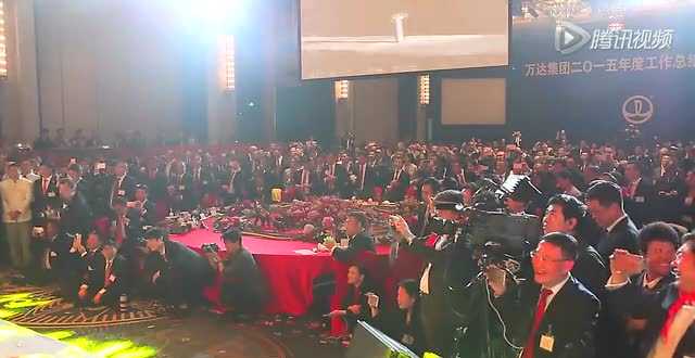 首富王健林年会唱摇滚 一开口万达众人就惊呆