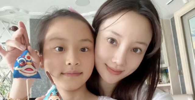 李小璐晒与甜馨包粽子，妈妈张伟欣罕见出镜，祖孙三代有爱同框腾讯新闻 