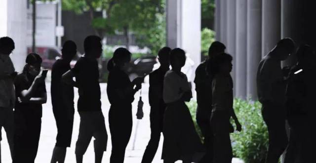 回老家、失业、薪资暴涨｜4个深圳打工人，随疫情起起伏伏的两年半_腾讯新闻