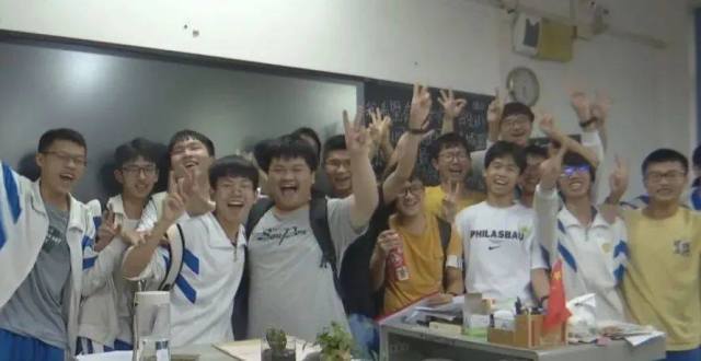 高考圆满收官，这一幕幕好暖！_腾讯新闻