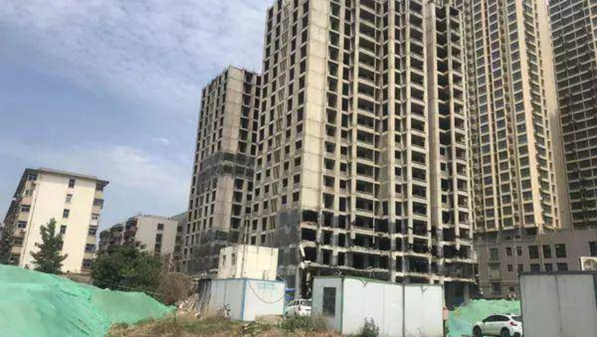 該樓盤自2020年8月開盤後，2021年11月就一直處於停工狀態。